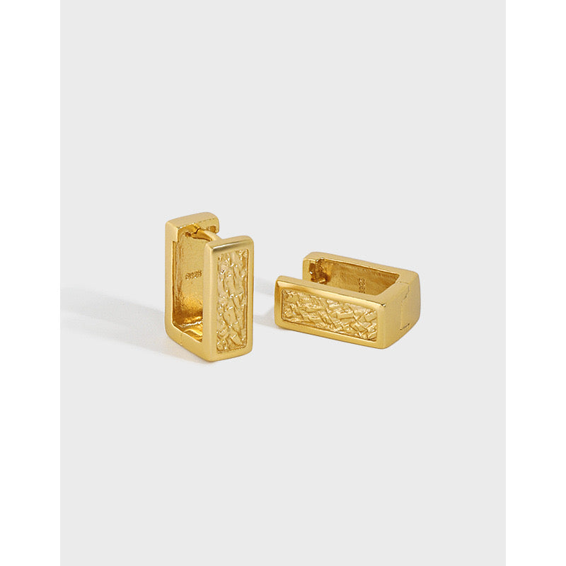 COLD WIND BUCKLE EARRINGS (الأقراط)