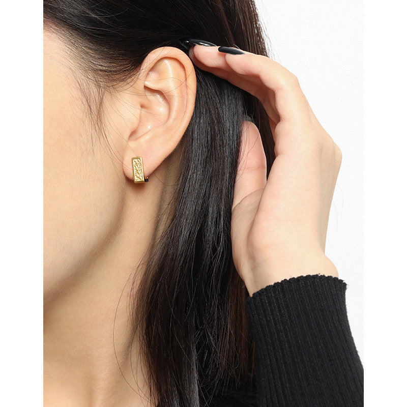COLD WIND BUCKLE EARRINGS (الأقراط)