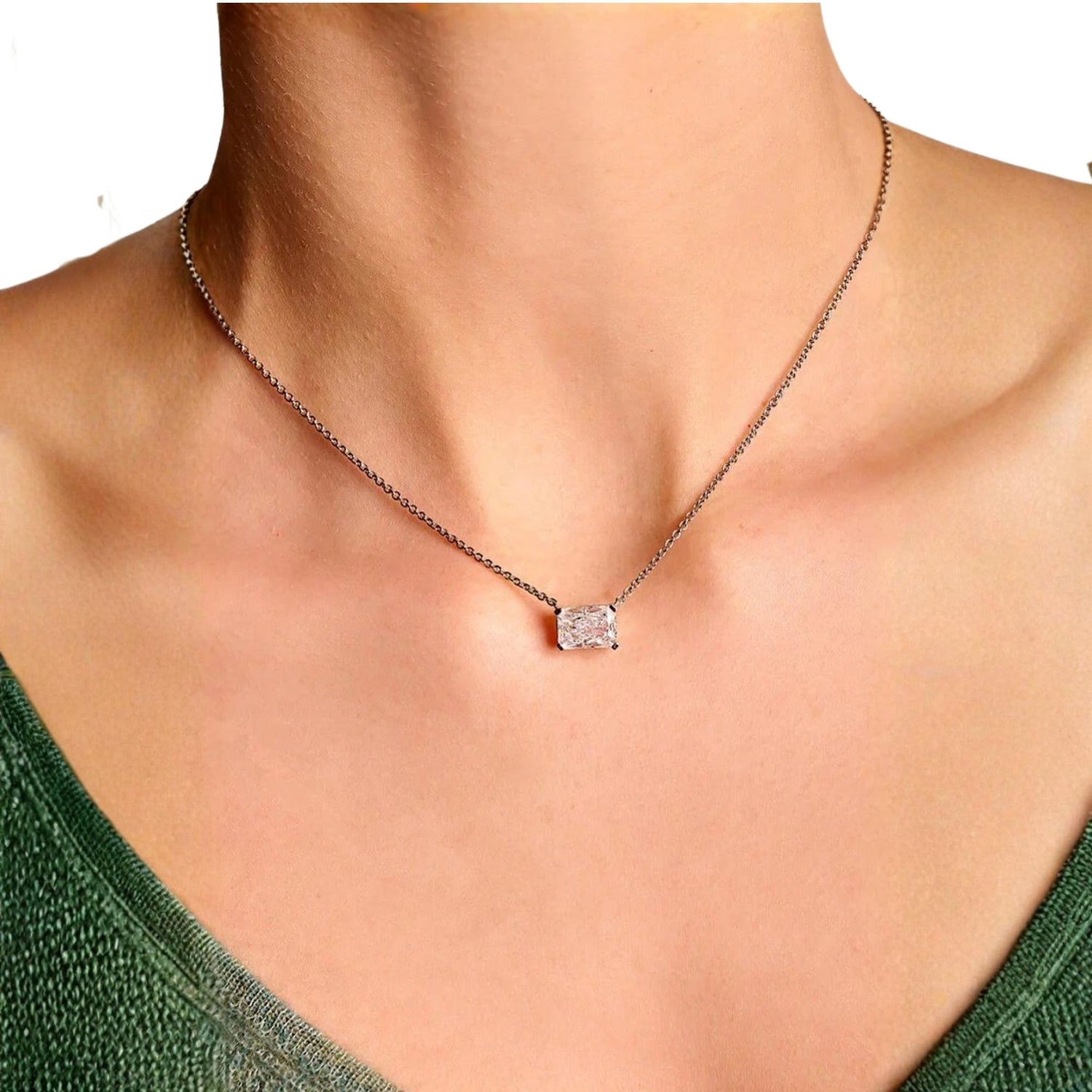 EAST WEST RADIANT PENDANT NECKLACE (العقد)