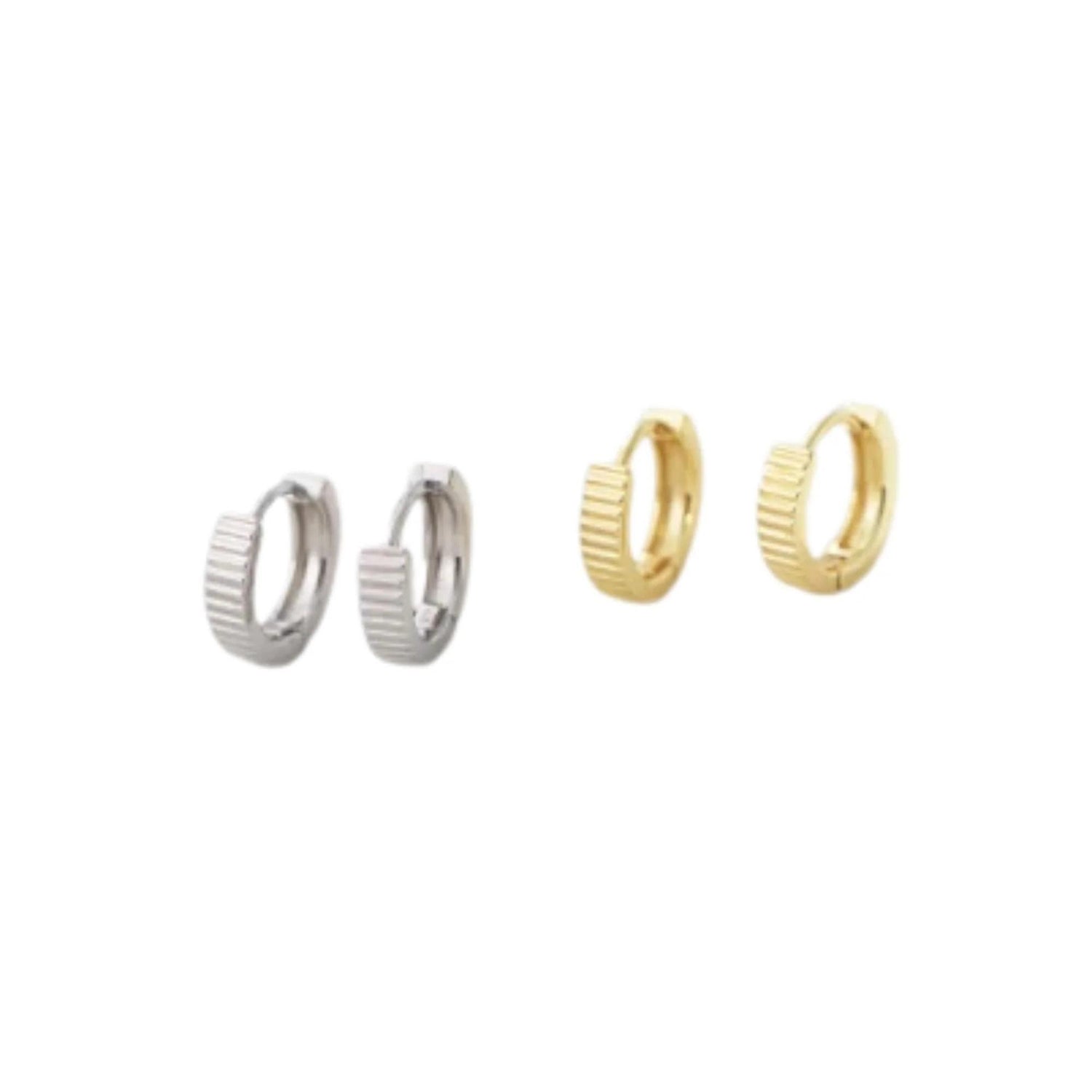 GLOSSY STRIPE ROUND HUGGIE EARRINGS (الأقراط)