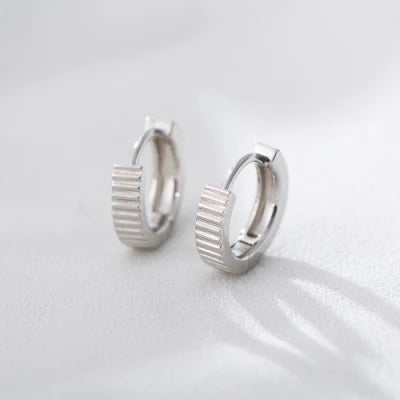 GLOSSY STRIPE ROUND HUGGIE EARRINGS (الأقراط)