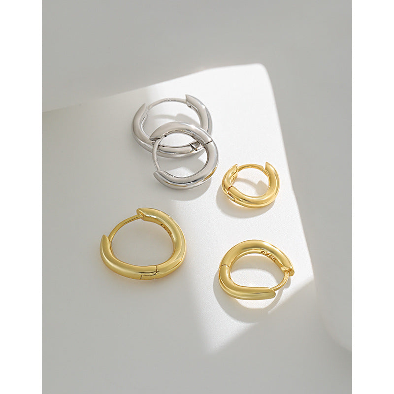 IRREGULAR CIRCLE BUCKLE EARRINGS (الأقراط)
