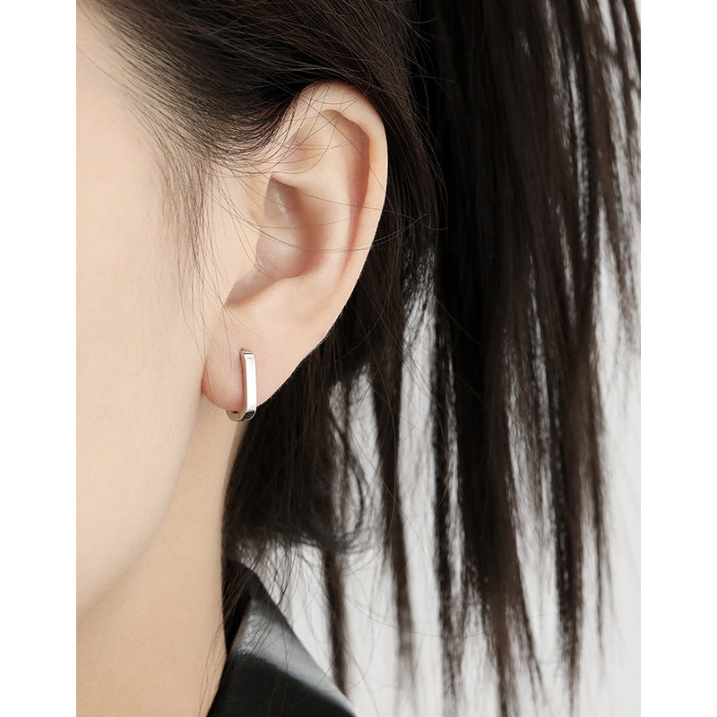 OVAL BUCKLE EARRINGS (الأقراط)