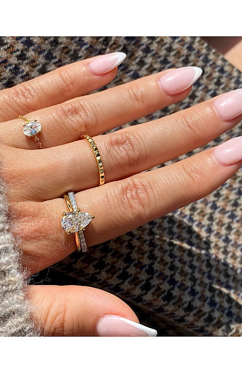 PEAR SOLITAIRE RING (الخاتم)